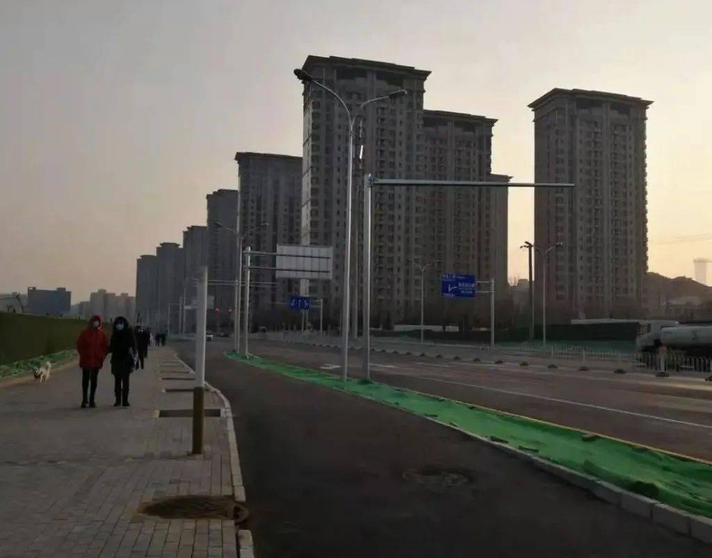 朝阳站北侧的姚家园北街/小问摄记者在现场看到,目前北京朝阳站北侧的