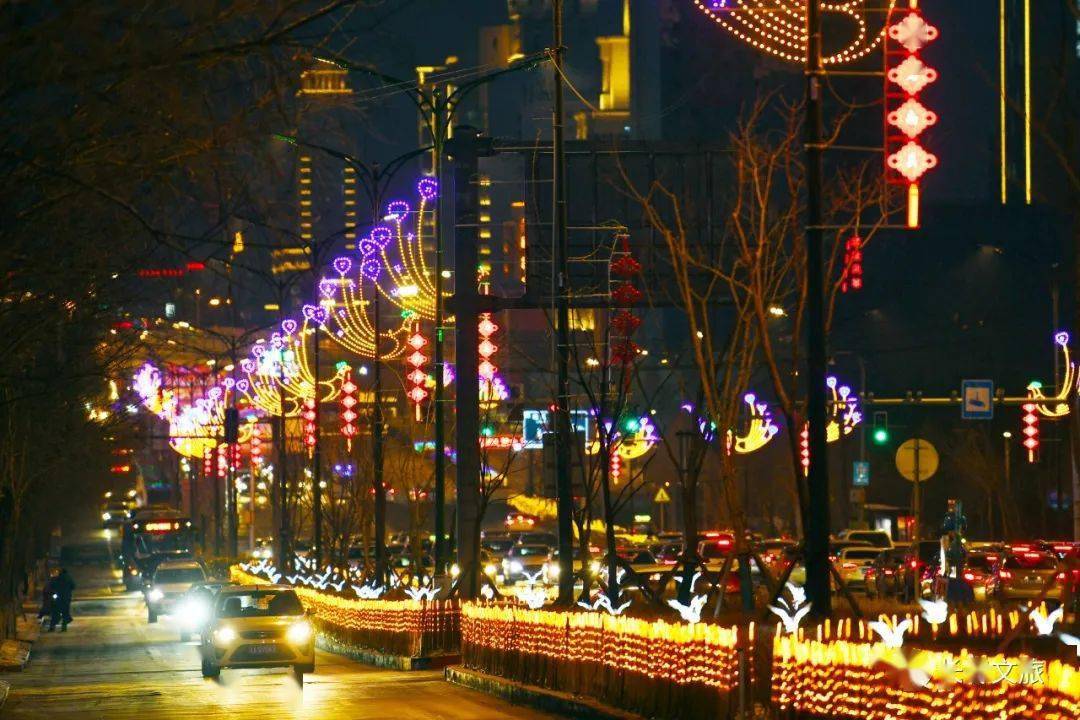 迷人让春城弥漫出思念的气息绚丽夺目的彩灯这些主题多样夜晚的街景更