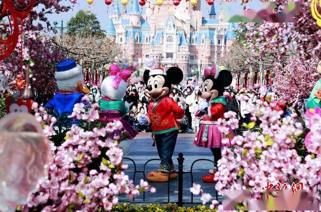 上海迪士尼开启新春模式 浓浓“年味”吸引游客