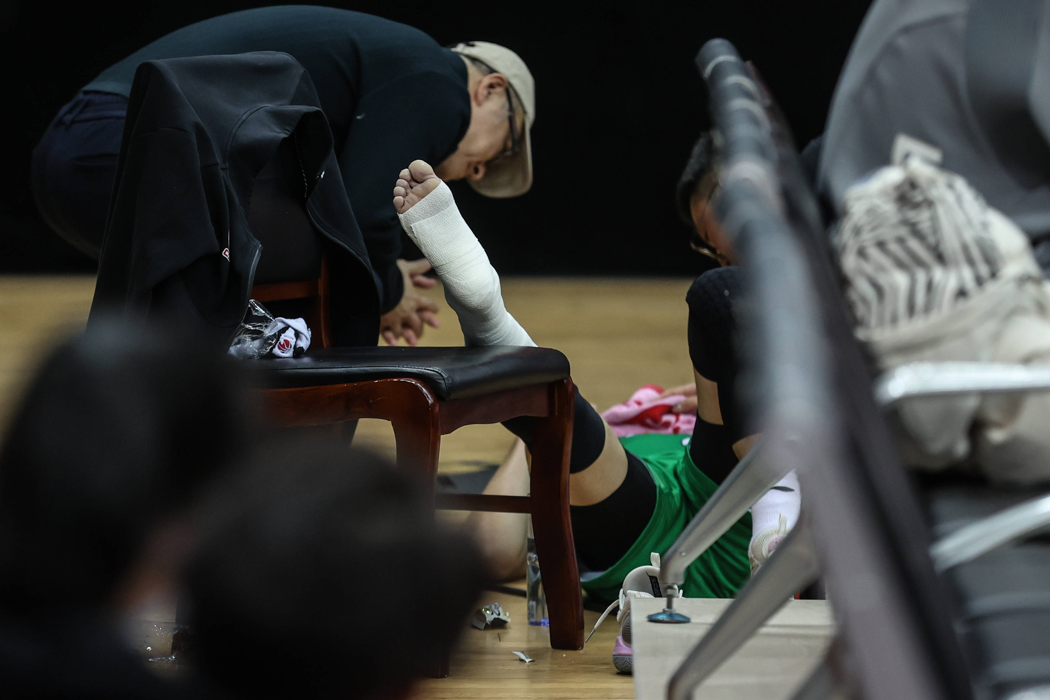 2月3日,辽宁本钢队球员赵继伟受伤后在场边接受治疗.