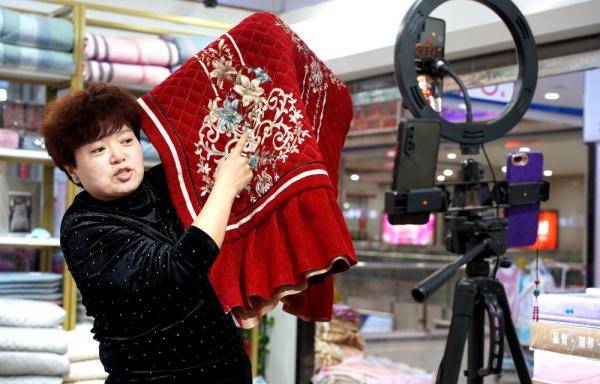 2月2日,在白沟国际商贸城,商户在直播售货.