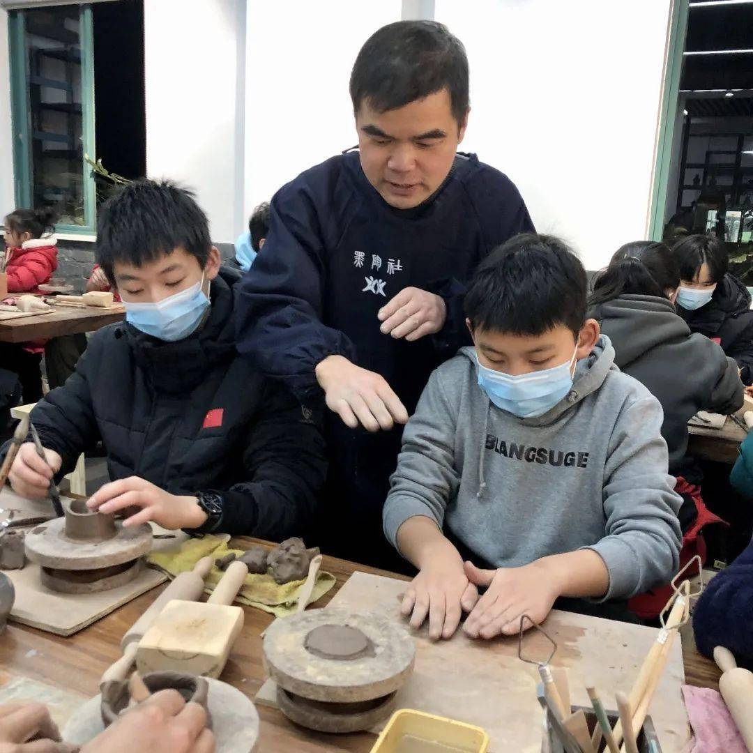 探寻传统手艺,领略黑陶姿韵_学生科