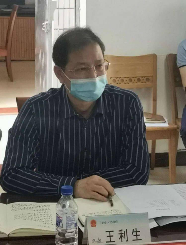 三亚市委副书记王利生到市信访局接待来访群众