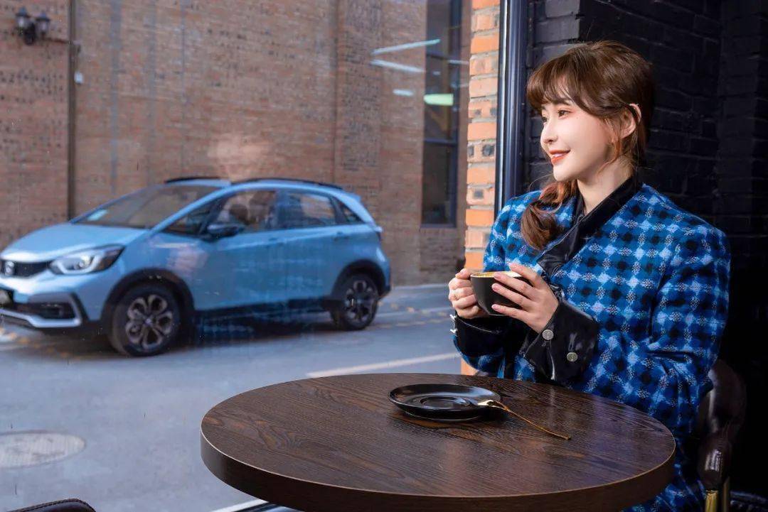 媒体视角猫系少女冯溪试驾全新life来福酱