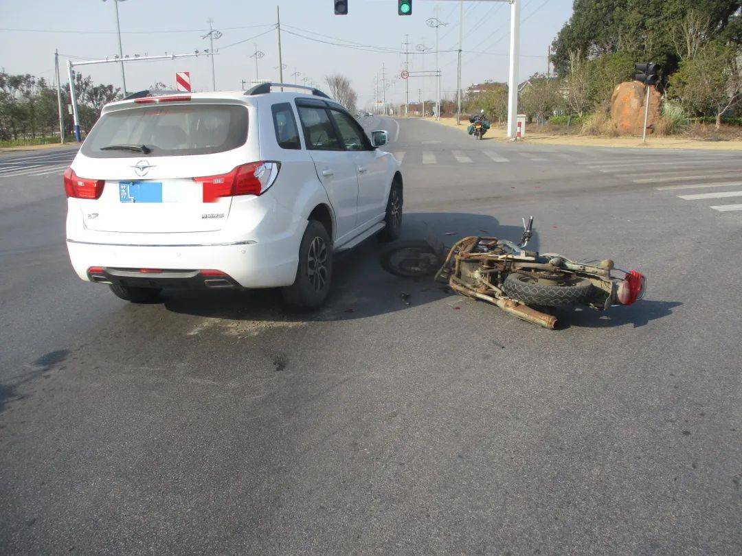 扬中西来桥两人一个抢黄闪一个闯红灯画面可以想象了