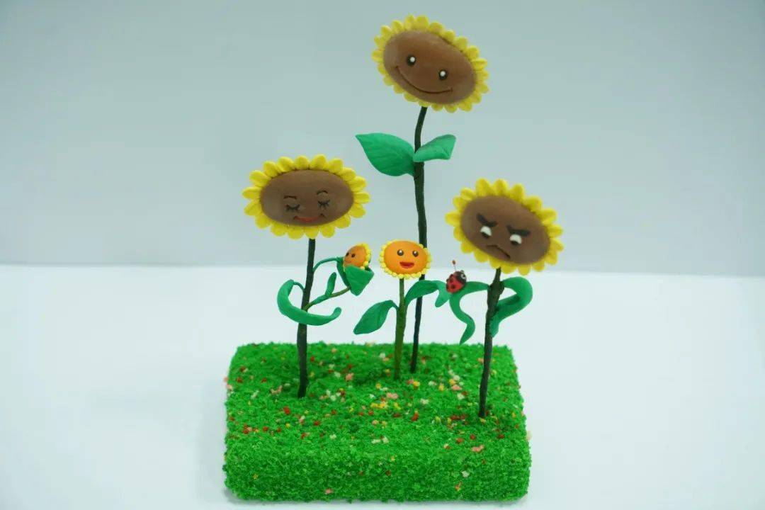 向日葵三口之家娃娃圣诞老人的礼物小猪佩奇一家小乌龟和小黄人荷叶