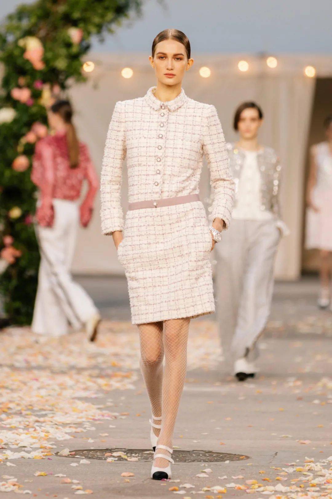 chanel香奈儿2021春夏高级定制服系列发布会骑白马的翩翩新娘让人眼前