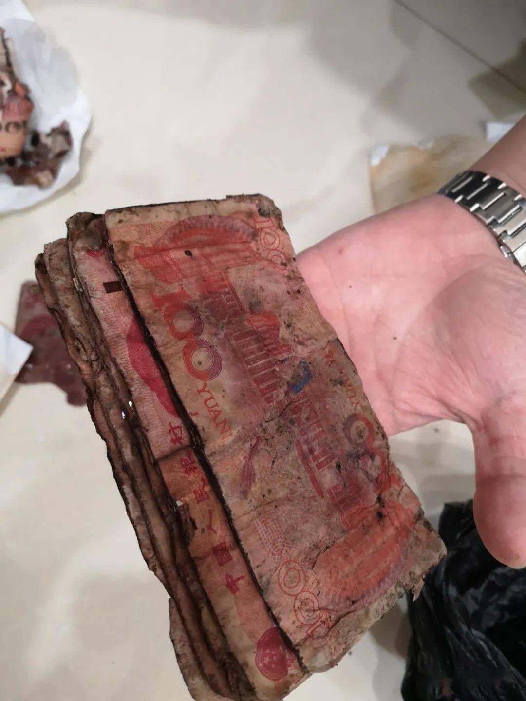 一老人7万元纸币发霉成"纸疙瘩",银行温馨提醒客户_手机搜狐网