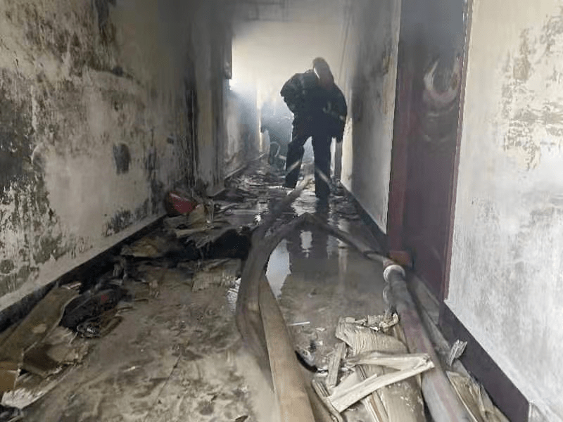 突发固原一五层综合楼发生火灾5人被困