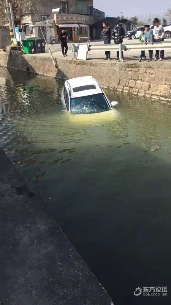 高桥一车主停车后遗漏一个步骤,所幸