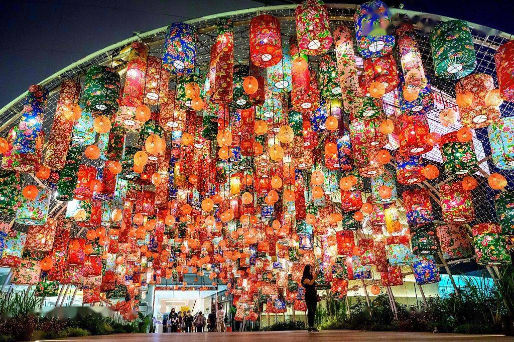 春节临近泰国商场摆放中国龙渲染节日气氛