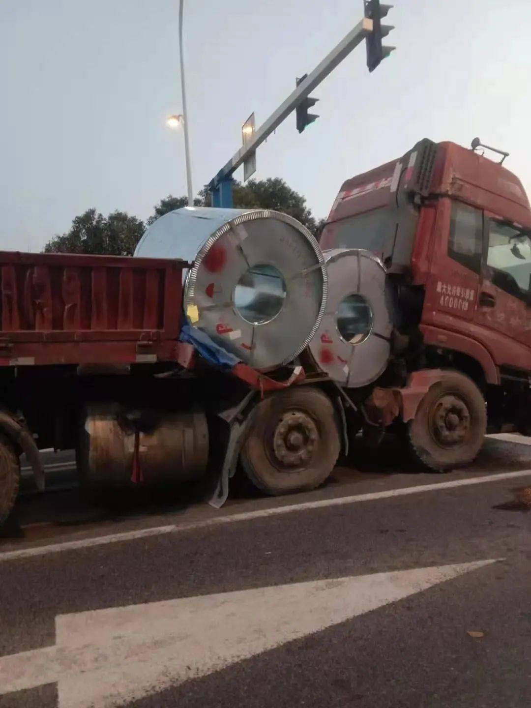 濱江大貨車急剎車,裝載的鋼卷直接滾到駕駛室