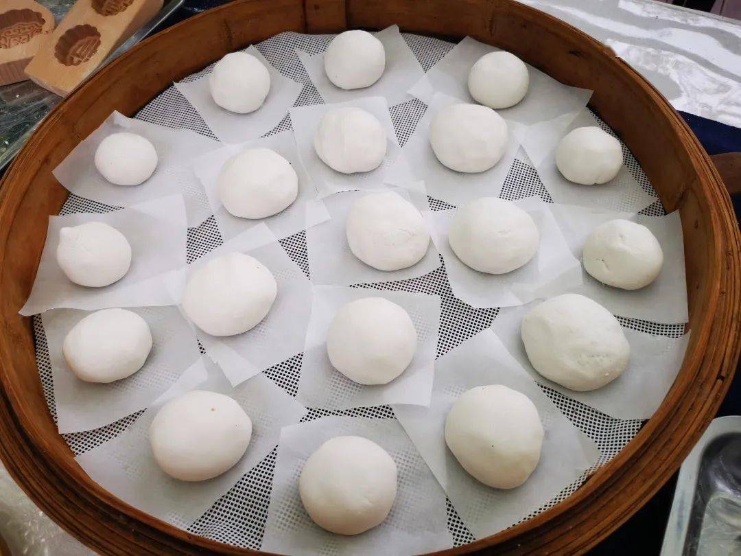 "圆子"是崇明的传统特色糕点之一,寓意团团圆圆.