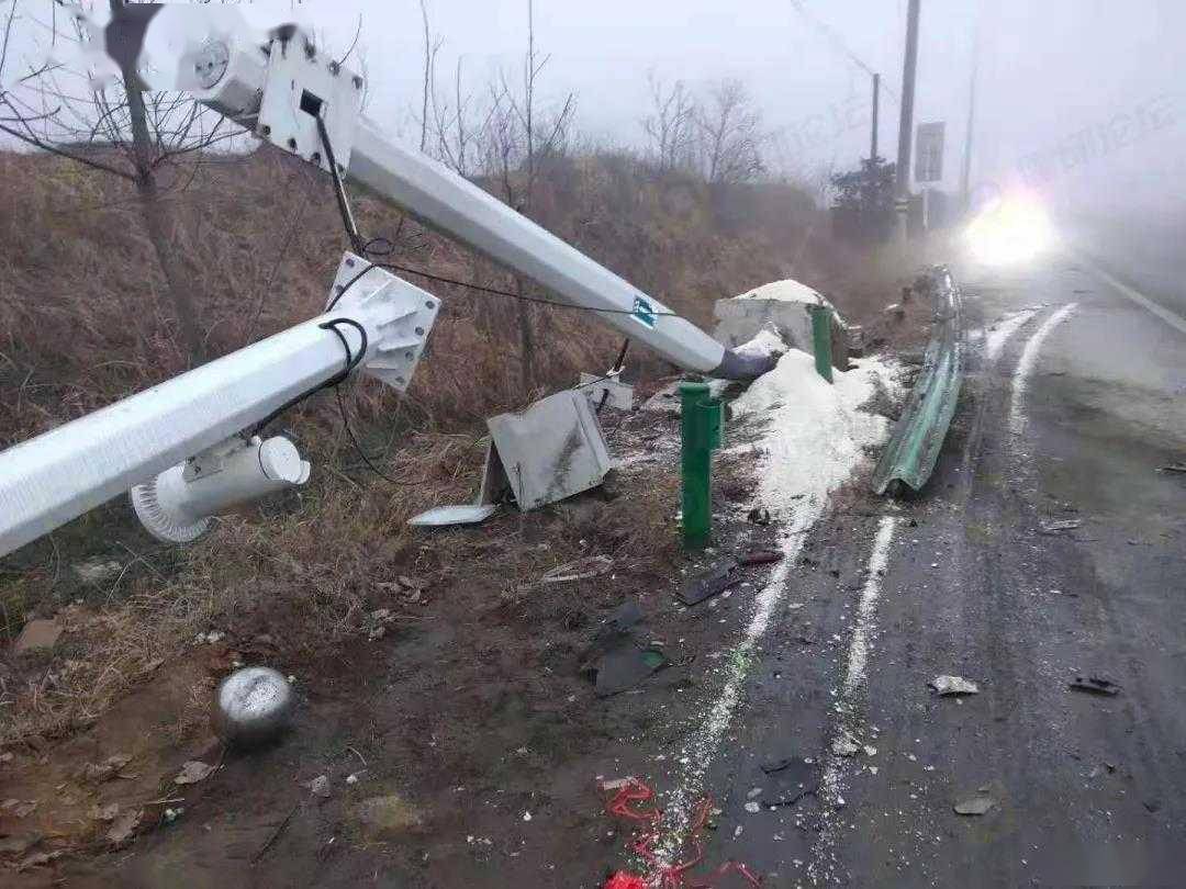 半挂车撞到防护栏!事发霍邱
