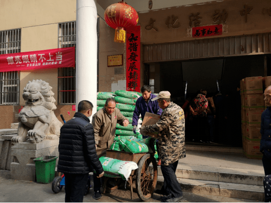 送老人口罩_网络中国节·春节温暖新年礼老人乐开怀——塘南村给全村老人送