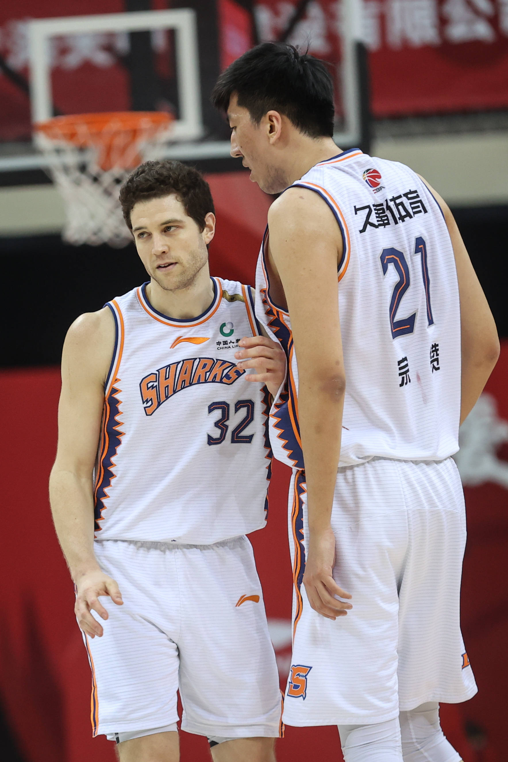 2月5日,上海久事队球员弗雷戴特(左)进球后与队友宗赞庆祝.