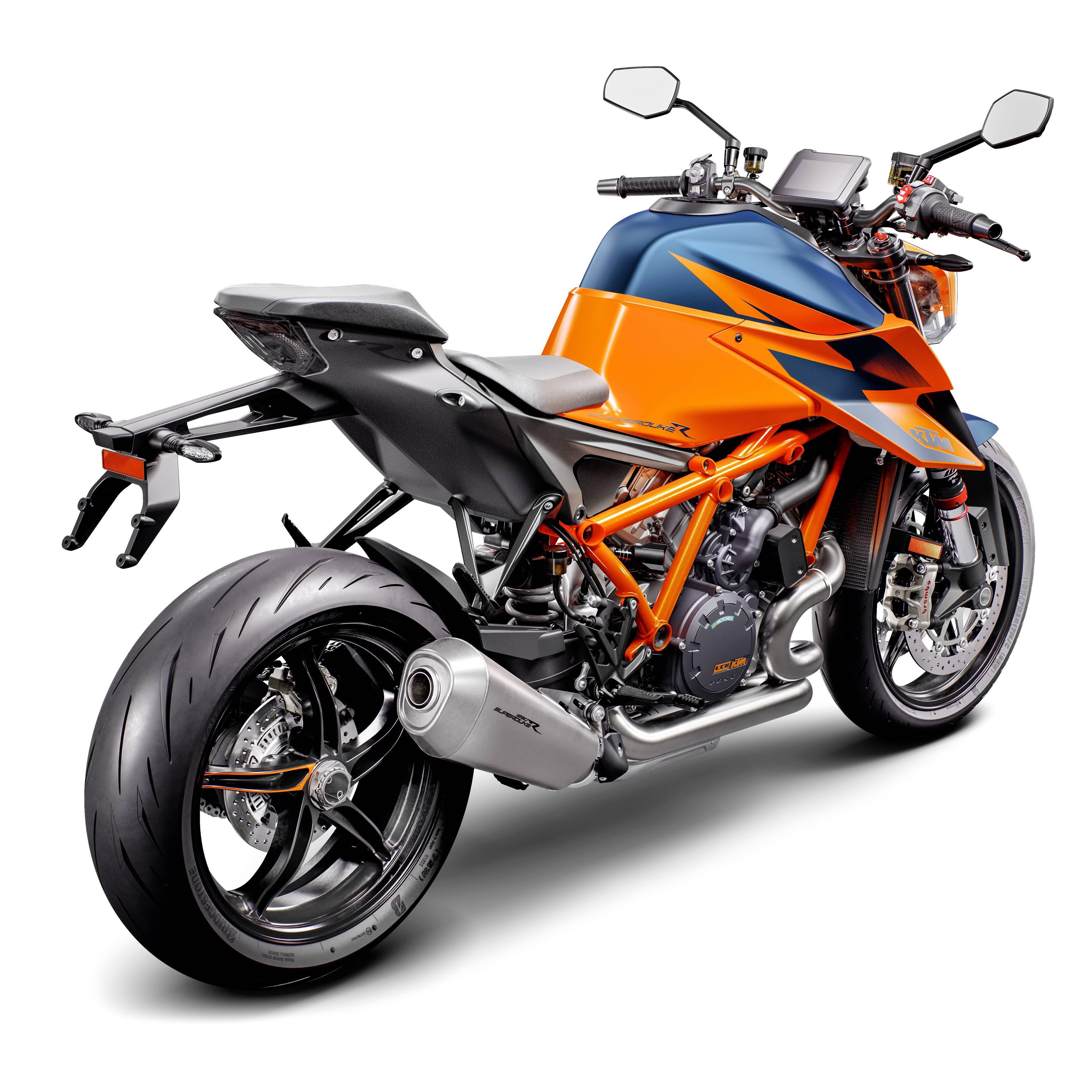 厂方没有公布具体变化的细节,但通过图片去作表面观察,2021 标准款的