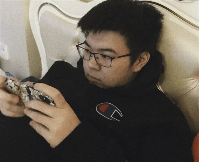 韦神赛前受伤蜜蜂仔透露他从五六层台阶上摔下已经肿起来了