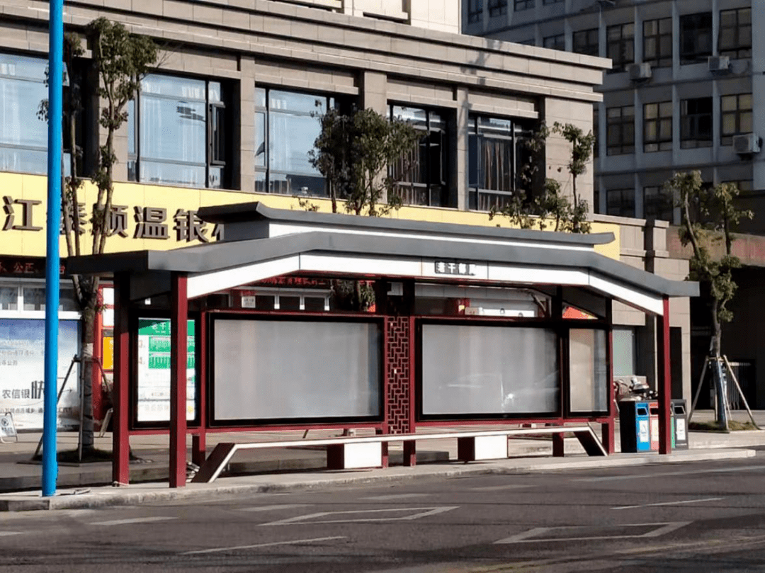 修公路停靠站挡出行候车风雨