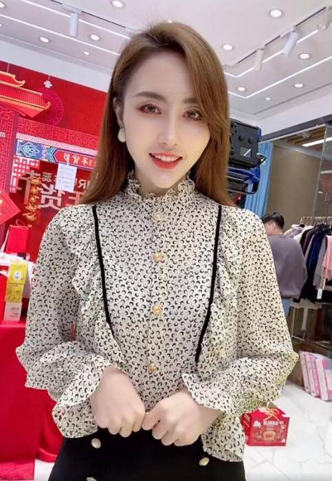 芈姐在芈姐的丈夫,也是她的合伙人王陈看来,工厂和团队是为了老铁服务