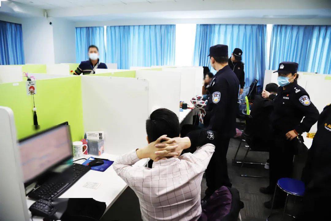 抓捕现场整个团伙如同一套完整的流水线，批量生产骗局！首先，团伙通过