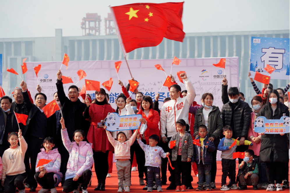 游客在三峡大坝前挥舞国旗,为冬奥会加油,为中国加油 摄影:朱炯霞