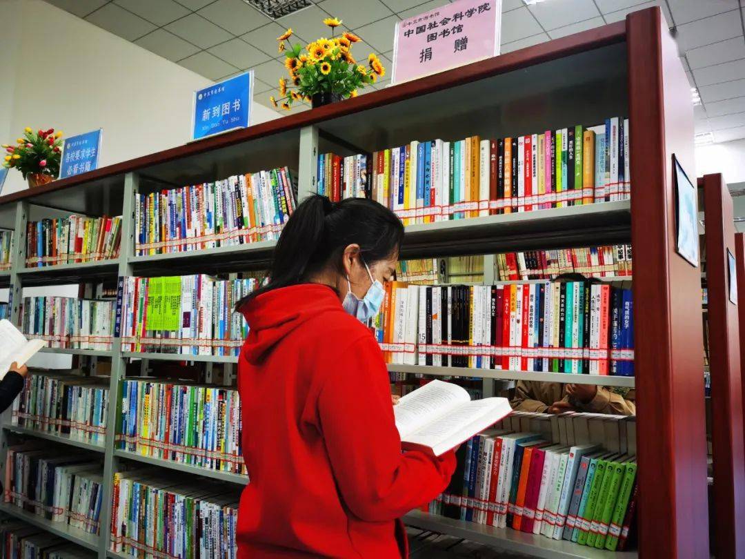 充分发挥好公共图书馆文化阵地作用,广泛开展全民阅读活动,在全社会