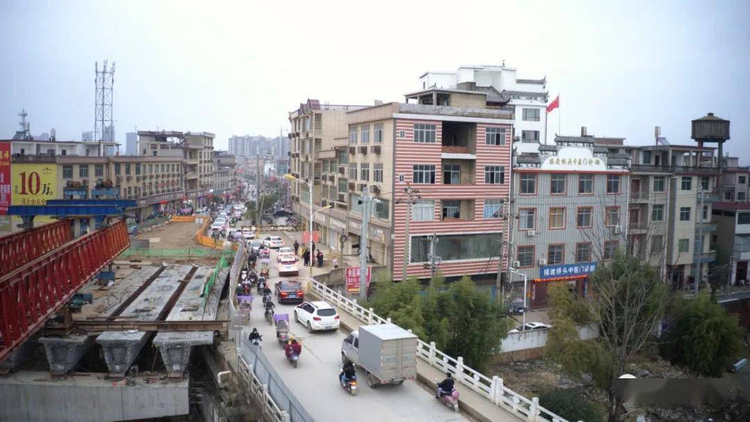 春节期间,车流量较大,为确保过往车辆行人的安全,市交通运输局,接渡镇