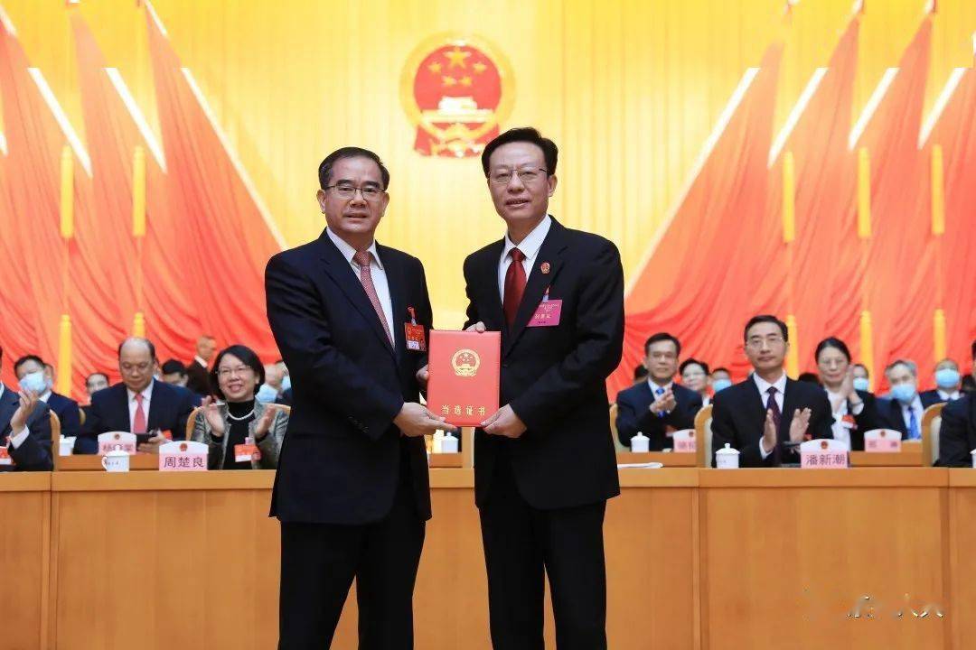 会议选举罗军文,梁荣业为市人大常委会副主任,选举连希波,赵文群为市