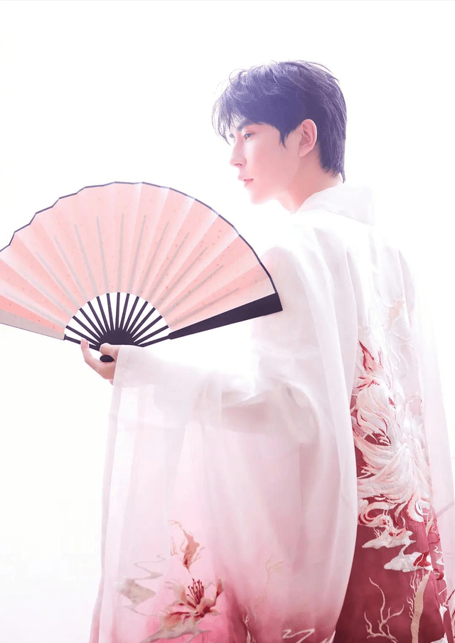 王佑硕:(认识他是在《大宋少年志》里的王宽,他特别适合古装)专门出过