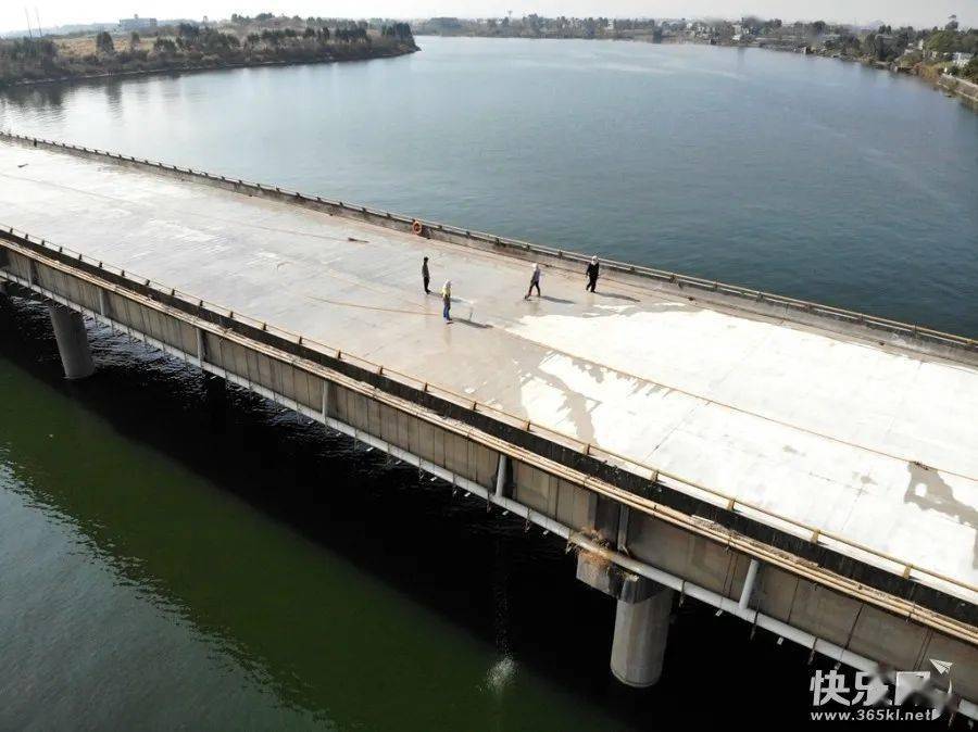 贵港市郁江二桥桥面施工已经接近尾声,近日即可完成