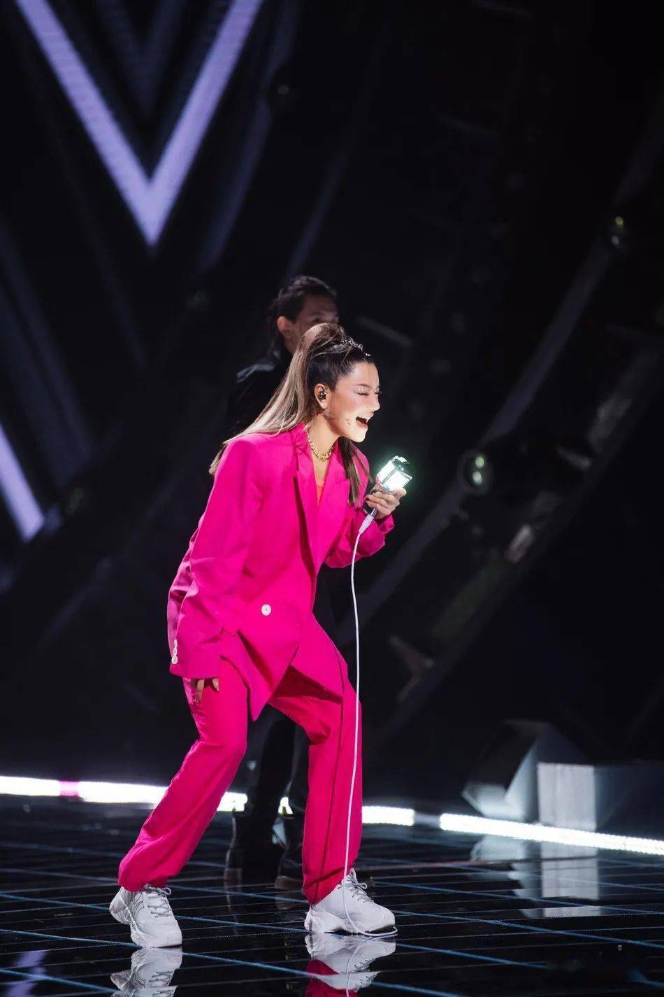 江映蓉荧光粉西装配欧美妆大气自信