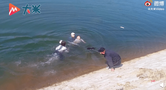 女特警休假外出救落水父子（图）