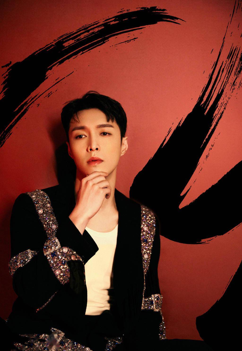 张艺兴《直通春晚》造型画报.亮片西装尽显矜贵大方气质