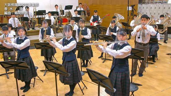 大阪桐荫高校吹奏乐部演奏瑛人香水