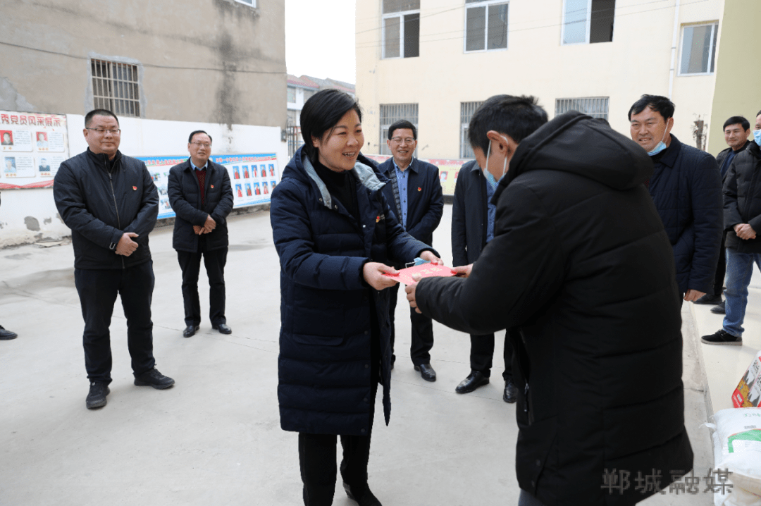 2月4日,市人大常委会副主任,县委书记罗文阁到石槽镇,双楼乡,县人民