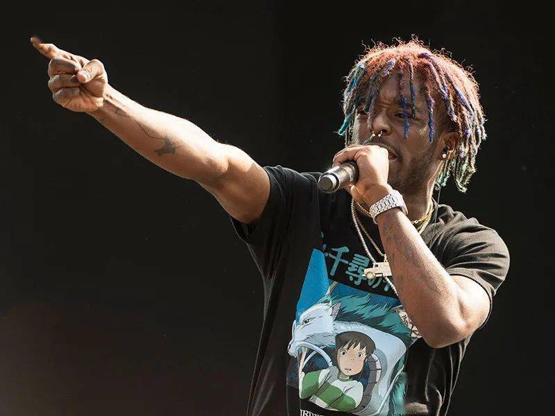 美国说唱歌手在额头植入一颗1.5亿的粉钻,网友:这.说唱界"二郎神"?