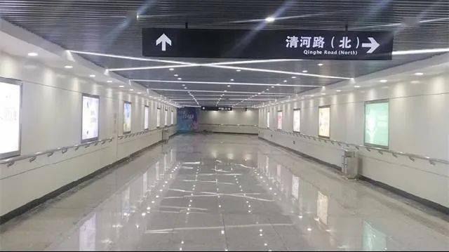 此座地下通道整體呈工字型,共設置四個出入口.