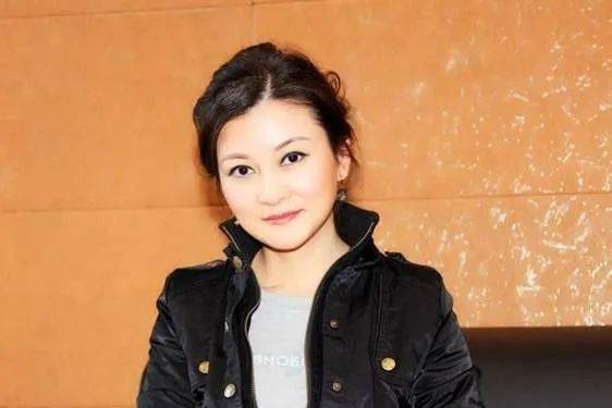 红过田震那英,巅峰时隐退歌坛,做生意惨败,如今51岁仍待字闺中_朱晓琳