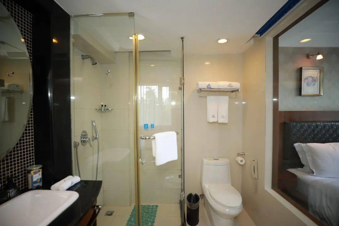 高级双床房 浴室设施齐全,干净整洁,干湿分离的设计十分贴心