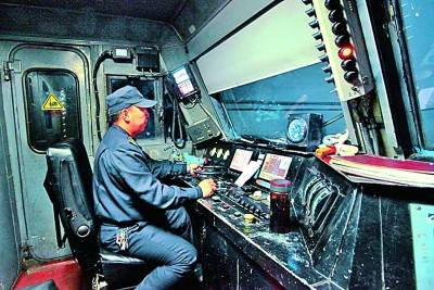 透过驾驶室,看中国铁路变迁