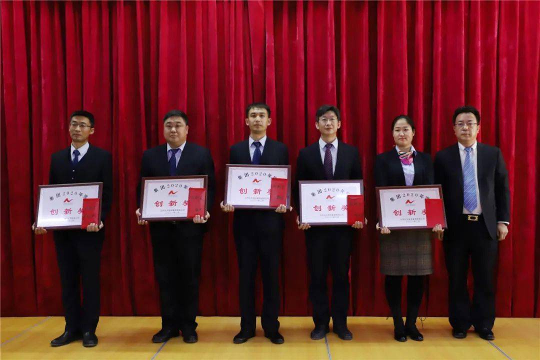 集团财务总监郑迎军为先进部门代表颁奖为战疫先锋获得者颁奖集团人力