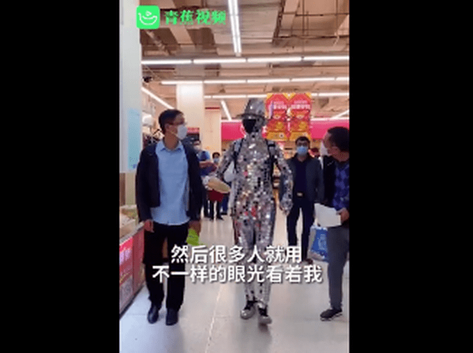 表演|小伙扮机器人购物引围观 自称学习机械舞已有9年