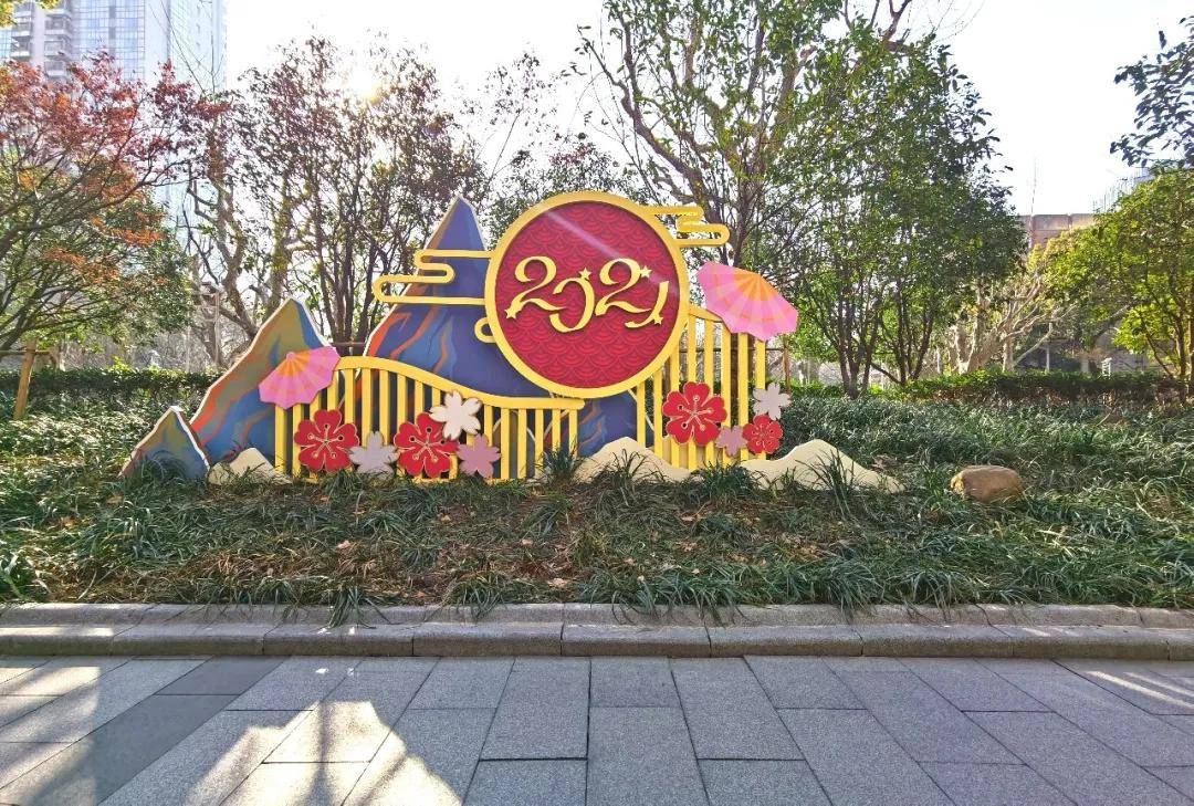 春节将至上海街头绿地已“换新装”，公园实施错峰、限量入园