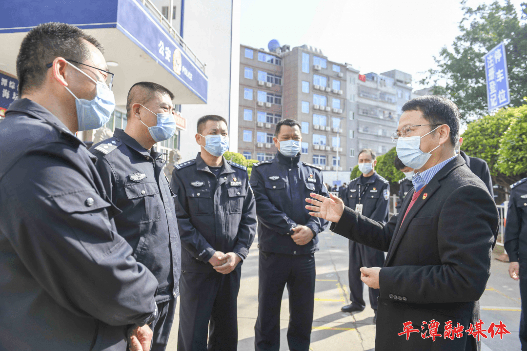 5日,实验区党工委副书记,管委会主任 林文耀走访慰问平潭人武部和全国