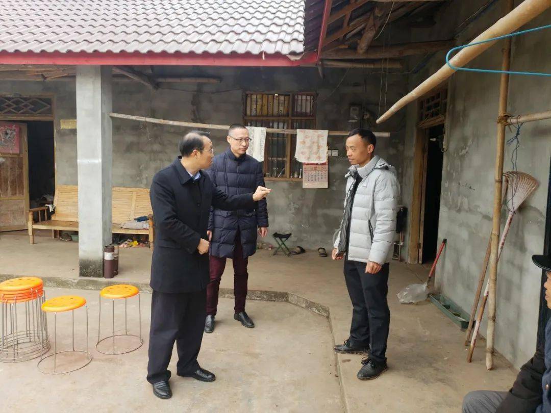 1月31日,区政府副区长,区公安分局局长刘刚生前往白马镇慰问困难