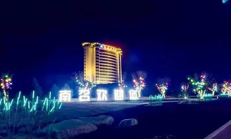 公园,广场南召县城管局在街头进行灯光氛围营造