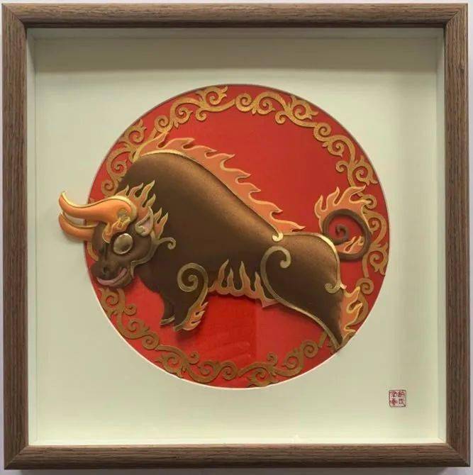 布糊画《牛转乾坤》 滕光宇布糊画《福字中国结》 刘海艳布糊画《牛气