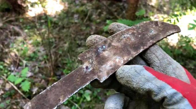 二战时期的斧头被老外挖到了还有些东西都不认识