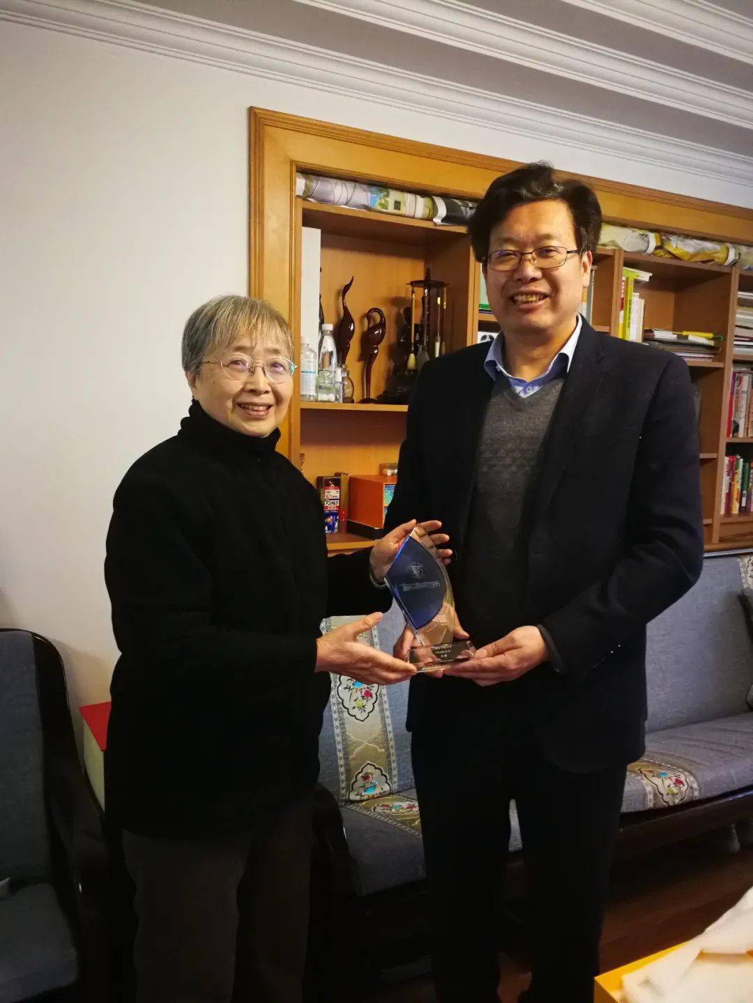 奉贤中学校长林春辉拜访老校友